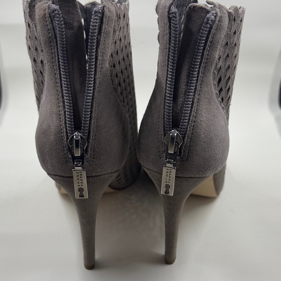 Ivanka T Elegant Gray Women's Heeled Shoes SZ 8.5 - Picture 2 of 4